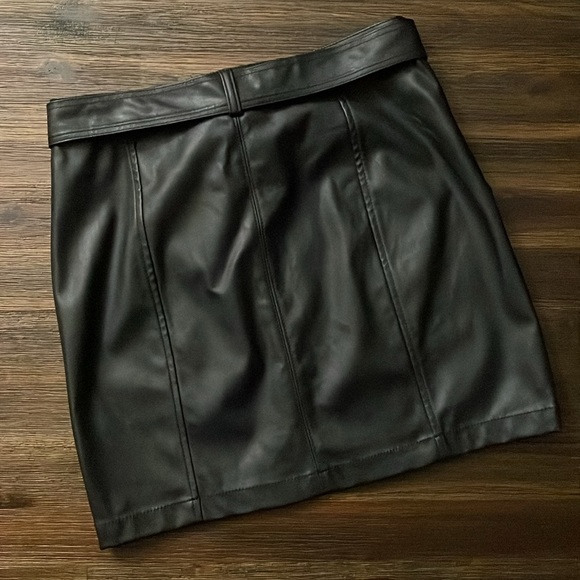 Express Black Faux Leather Tie Waist Mini Skirt with Pockets Size 4 NWT - Picture 6 of 10